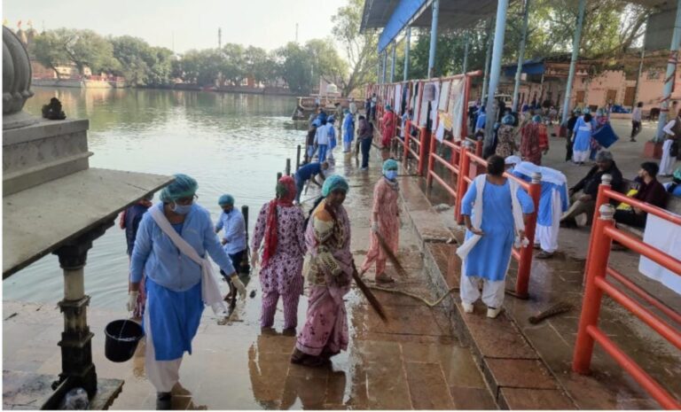 सेवादारों ने कपिल सरोवर के घाट पर किया श्रमदान
