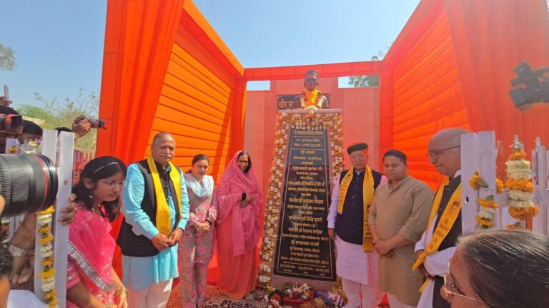 साध्वी ऋतम्भरा ने किया वीर सावरकर की प्रतिमा का अनावरण