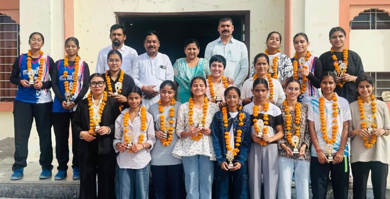 महिला खिलाड़ियों का किया सम्मान