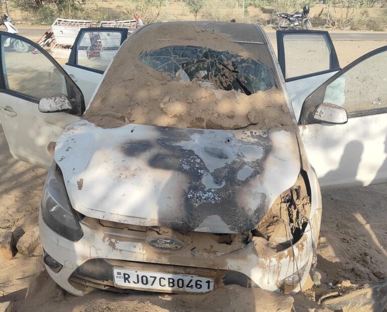 बाहर खड़ी गाड़ी में अचानक आग लगने से मचा हड़कंप