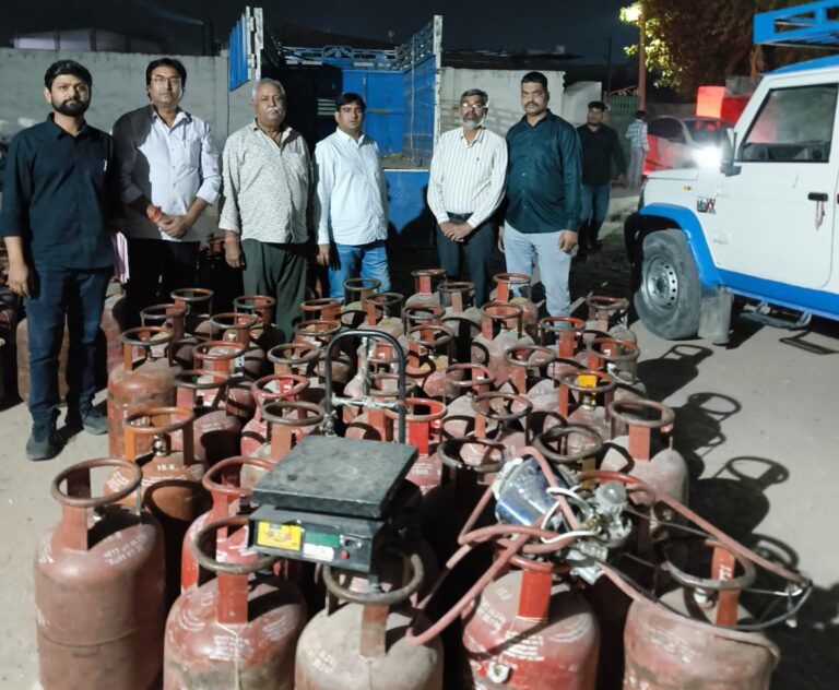 अवैध गैस रिफिलिंग पर बड़ी कार्रवाई, 56 घरेलू सिलेंडर व बोलेरो पिकअप जब्त