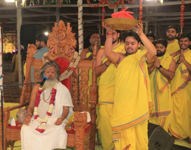 अलौकिक दैविक पांडाल में  देवी देवताओं की प्रतिमाएं की स्थापित