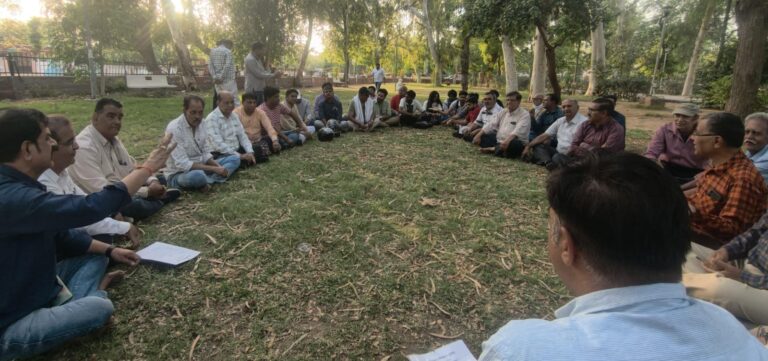 टाउन हॉल के बढ़े किराए के विरोध में उतरे नगर के कलाधर्मी