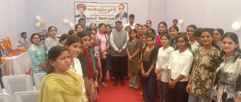 महात्मा ज्योतिबा फुले सामाजिक चेतना और बालिका शिक्षा के अग्रदूत थे- जिला कलेक्टर