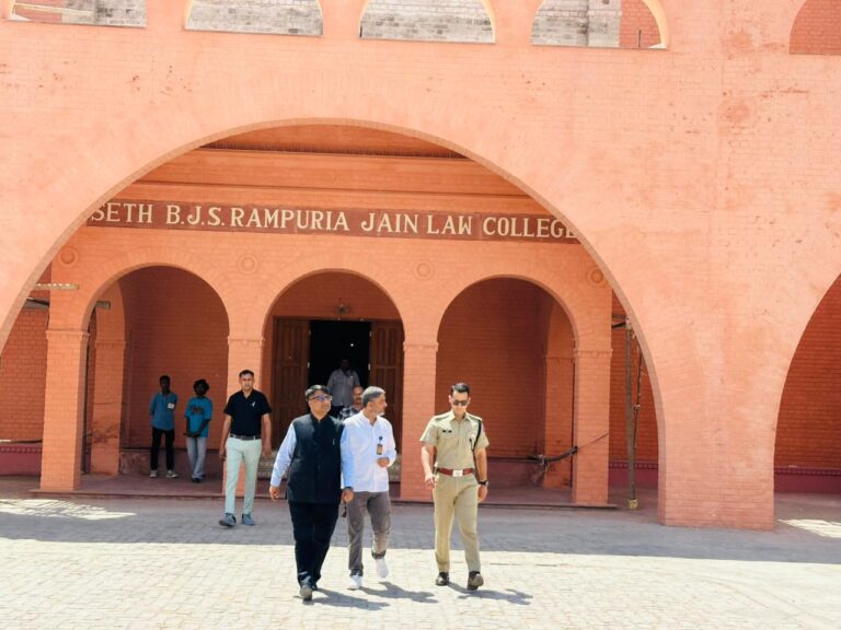 जिला कलेक्टर और पुलिस अधीक्षक ने परीक्षा केंद्रों का किया औचक निरीक्षण