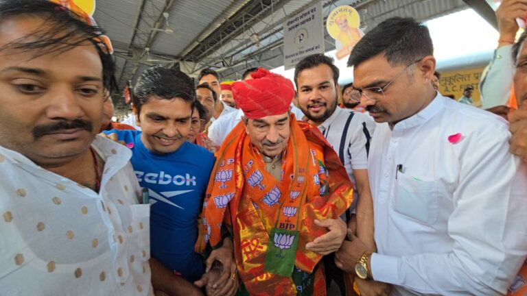 बीकानेर आगमन पर मदन राठौड़ का रेलवे स्टेशन पर किया भव्य स्वागत