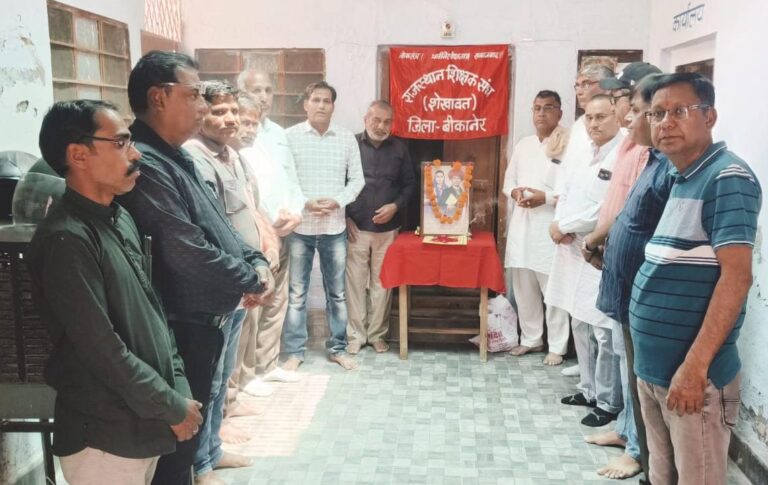 महात्मा ज्योतिबा फुले को श्रद्धा सुमन अर्पित किए
