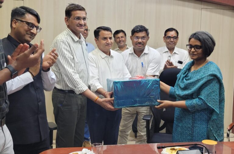 कलेक्ट्रेट कर्मचारी संघ ने किया  नम्रता वृष्णि का अभिनन्दन, दी भावभीनी विदाई