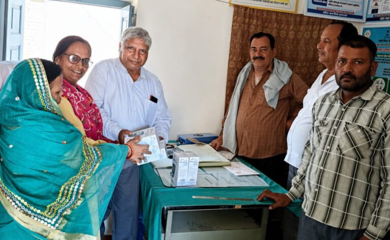 आयुर्वेदिक औषधालय को शुगर जांच उपकरण किये भेंट