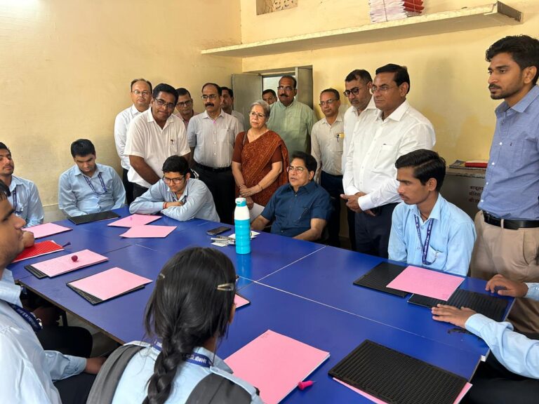 अतिरिक्त मुख्य सचिव ने नेत्रहीन विद्यार्थियों से किया संवाद