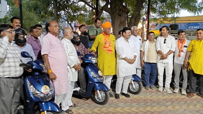 विधायक जेठानंद व्यास ने विधायक निधि से दिव्यांगजनों को दी स्कूटी