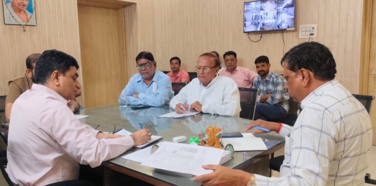 पानी की समस्या को लेकर पूर्व मंत्री ने जलदाय विभाग के अधिकारियों से की चर्चा