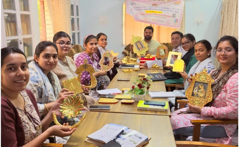 उस्ता कला ईरान से होती हुई मुग़ल दरबार ओर फिर बीकानेर के दरबार पहुंची