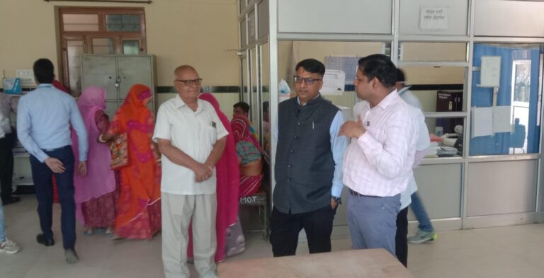 जिला कलेक्टर ने जिला अस्पताल का किया औचक निरीक्षण
