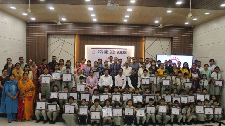 विद्यार्थियों और अभिभावकों को किया सम्मानित