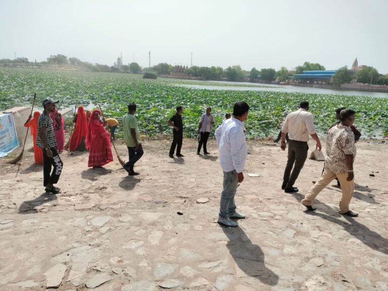 ग्रामीणों ने की परंपरागत जल स्रोतों की साफ-सफाई