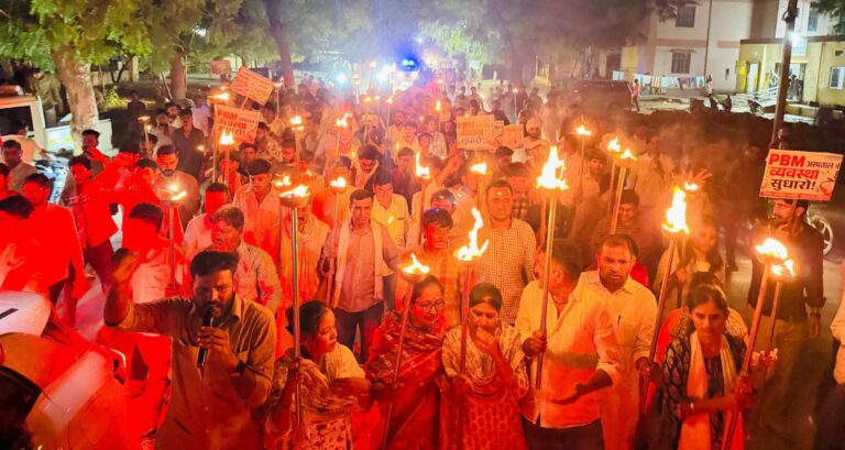 युवक कांग्रेस ने निकाला मशाल जुलूस