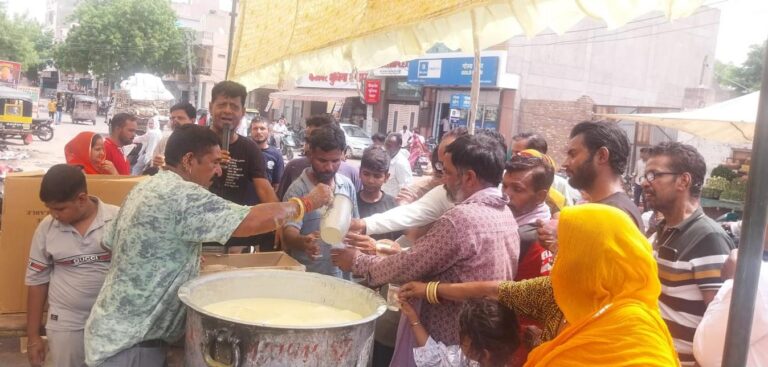 केसर-पिस्ता लस्सी की सेवा