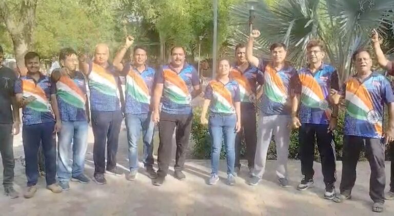 वृद्धजन भ्रमण पथ के मुख्य द्वार पर किया श्रमदान