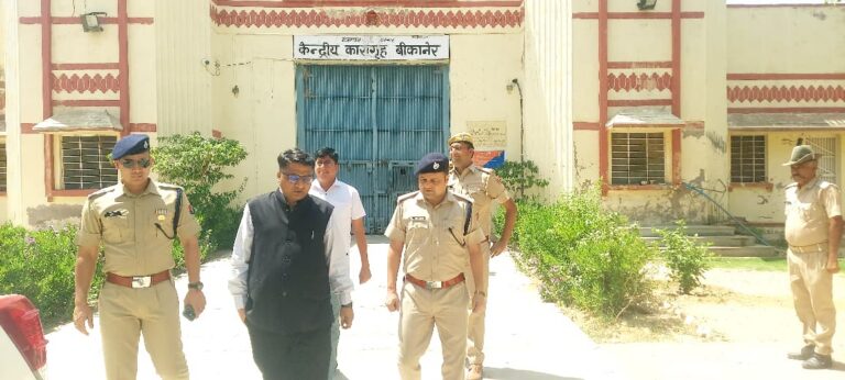 जिला कलक्टर एवं पुलिस अधीक्षक ने केंद्रीय कारागृह का किया औचक निरीक्षण
