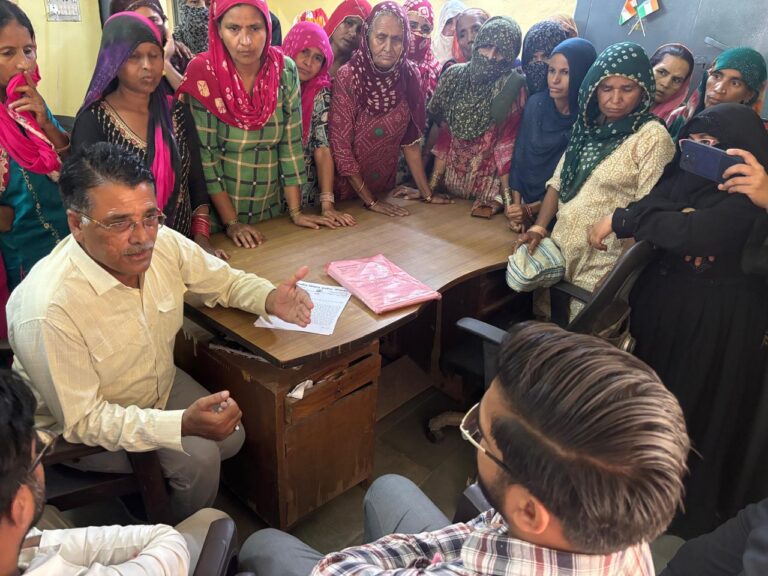 वार्ड नंबर 21 में पेयजल संकट को लेकर विभाग का किया  घेराव