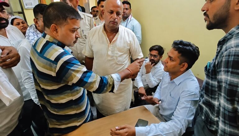 बंगला नगर में दूषित पानी की समस्या को लेकर किया प्रदर्शन