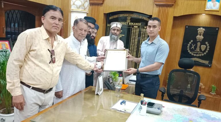 पुलिस अधीक्षक को ऑपरेशन नीलकंठ पर लिखी ‘नज़्म’ की भेंट