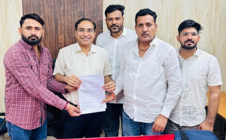 पीबीएमअस्पताल में मरीजों के परिजनों से मारपीट के खिलाफ दिया ज्ञापन