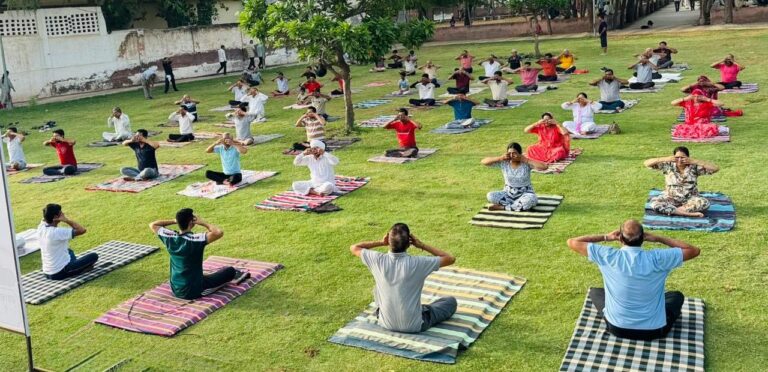 स्वस्थ रहने के लिए लिया योग युक्त और नशा मुक्त जीवन जीने का संकल्प