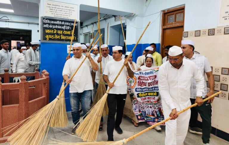 कांग्रेस सेवादल ने अस्पताल में की सफाई, झाड़ू लेकर निकाली रैली