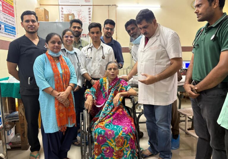 डेढ़ घंटे के जटिल उपचार के बाद फेफड़े से निकाली एक इंच की सुपारी