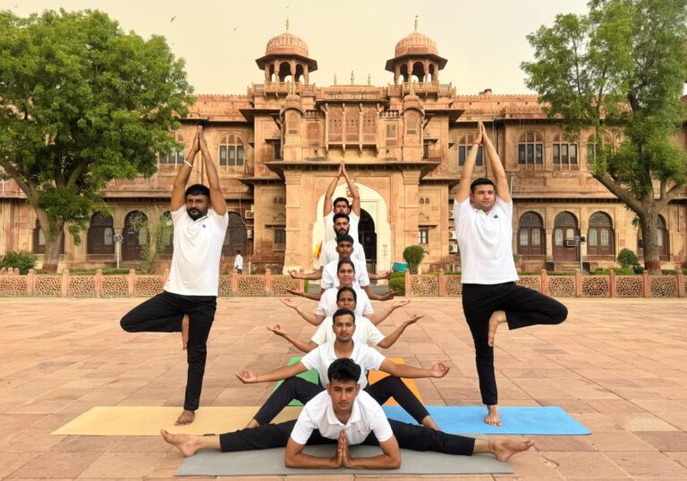 योग साधकों ने रचा अनोखा संगम, मानव आकृतियों में दिखा एकता और संतुलन का संदेश