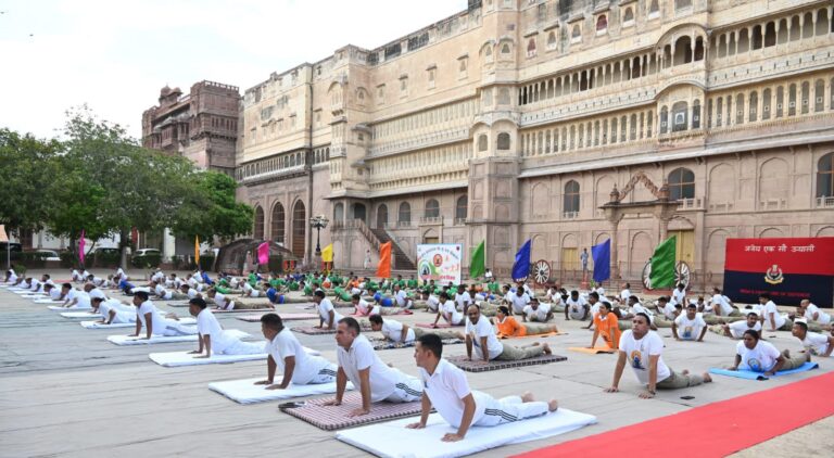 जूनागढ़ की ऐतिहासिक प्राचीरों के बीच बीएसएफ ने किया योग दिवस पूर्वाभ्यास
