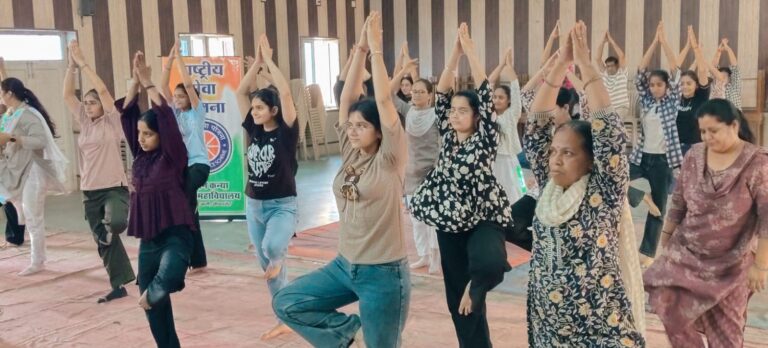 श्री जैन कन्या पी जी कॉलेज में  किया योगाभ्यास