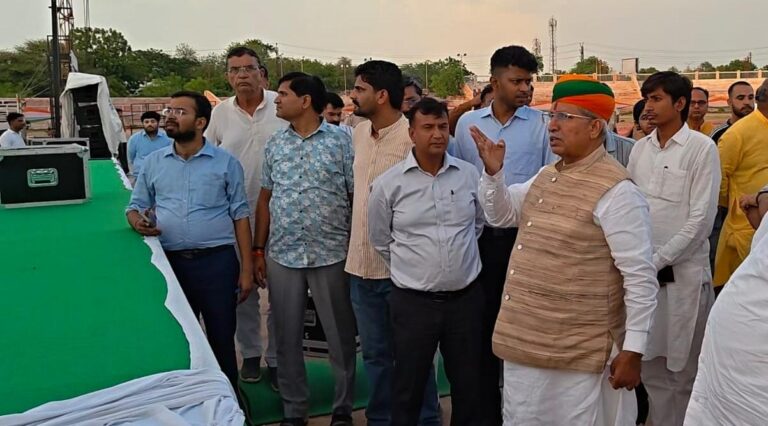 केंद्रीय मंत्री मेघवाल ने डॉ. करणी सिंह स्टेडियम में व्यवस्थाओं का लिया जायजा