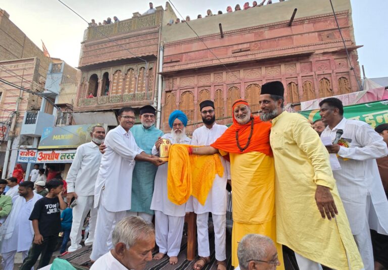ताज़िया बनाने वाले कलमकार एवं कारिगरों का किया सम्मान