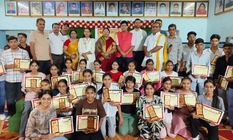 सनातन धर्म साधना पीठ ने प्रतिभावान बच्चों को किया सम्मानित