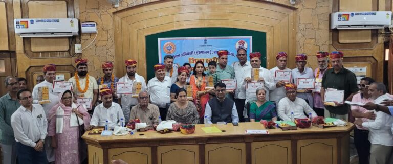 शैक्षणिक विकास में सहयोग देने वालों का योगदान सराहनीय- जिला कलक्टर