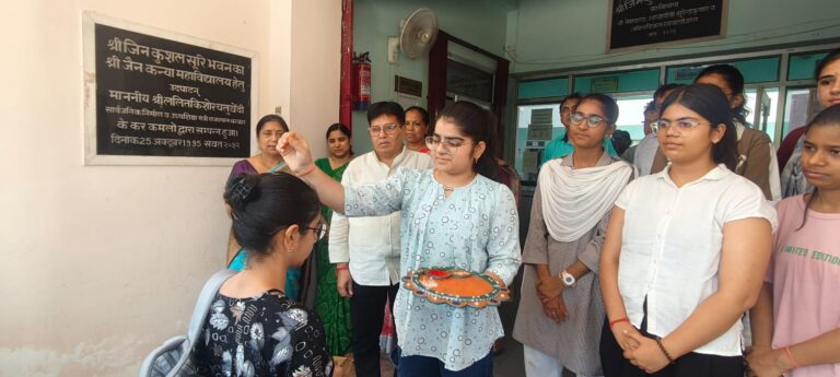 नव-प्रवेशित छात्राओं का किया स्वागत