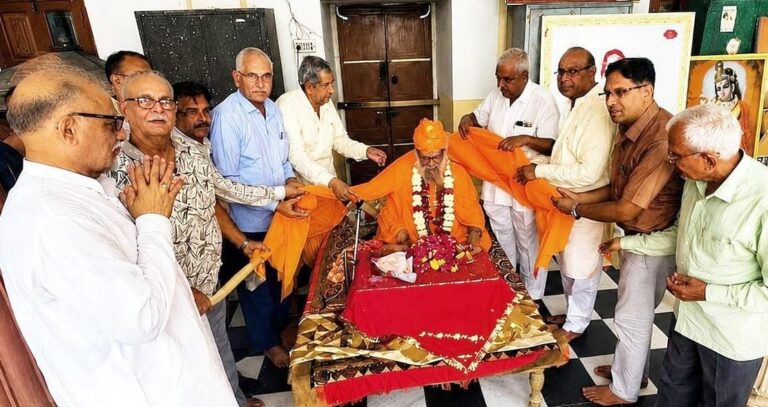 स्वामी विशोकानन्द महाराज का किया अभिनंदन