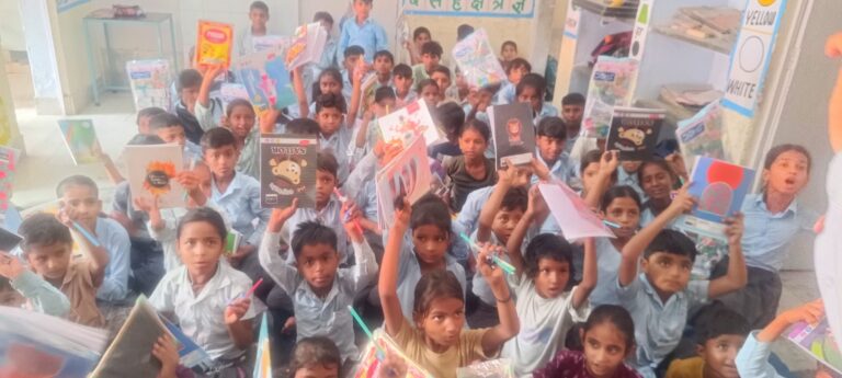 बच्चों को किया शिक्षण सामग्री का वितरण, मेधावी विद्यार्थियों को प्रोत्साहन देने की घोषणा