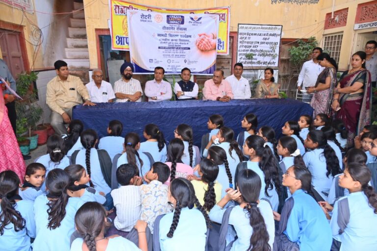 स्कूल को फर्नीचर, अपना घर में व्हीलचेयर वितरण