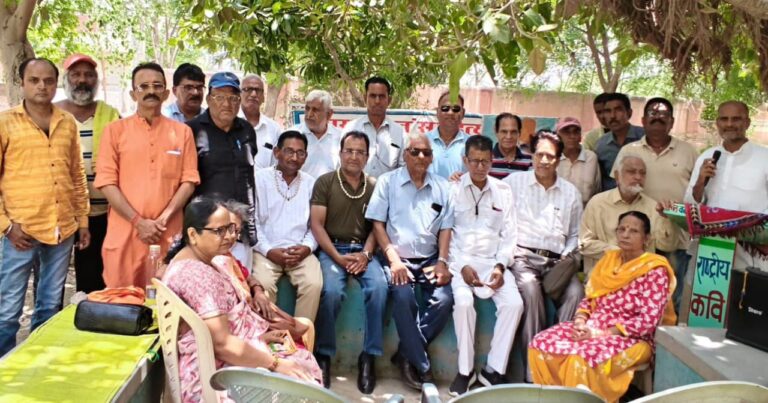 किसे चला है सत्य सुनाने, नहीं कोई है सुनने वाला