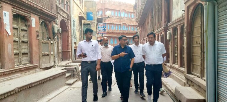 जिला कलेक्टर ने सात दिन में सड़कें दुरुस्त करने के दिए निर्देश