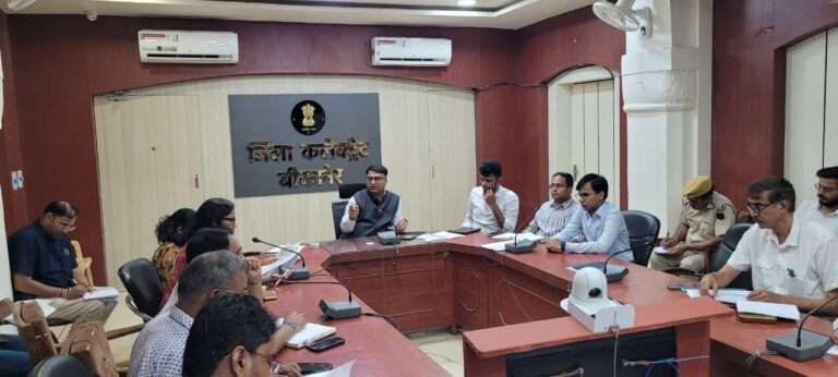 जिला कलेक्टर ने ली स्वतंत्रता दिवस समारोह की पूर्व तैयारी बैठक