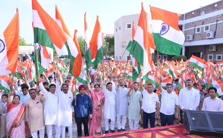 तीन हजार से अधिक विद्यार्थियों को वितरित किए तिरंगे झंडे