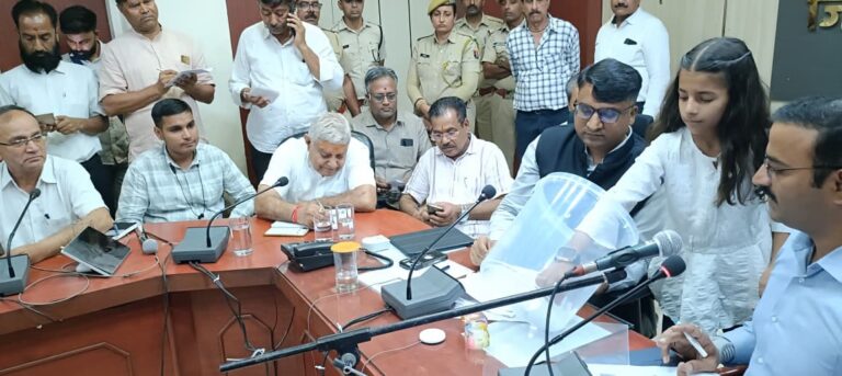 बालिकाओं ने निकाली नगरीय निकाय आम चुनाव 2026 की लॉटरी