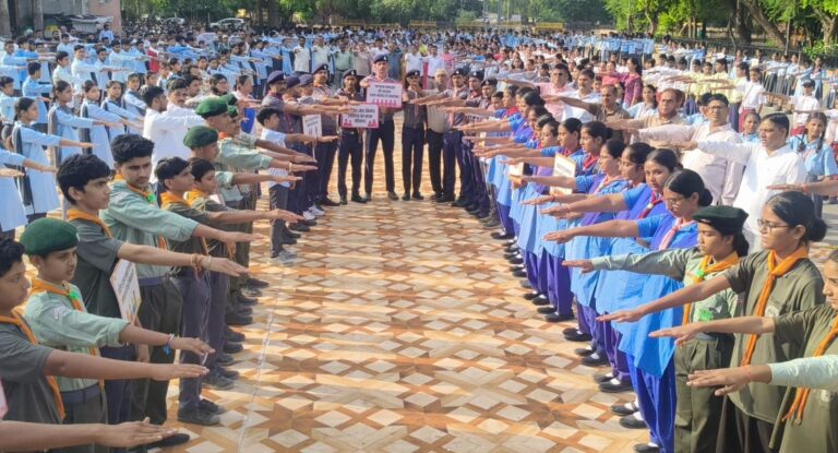 कलेक्ट्रेट परिसर में मानव श्रृंखला बनाकर विद्यार्थियों ने लिया मतदान का संकल्प