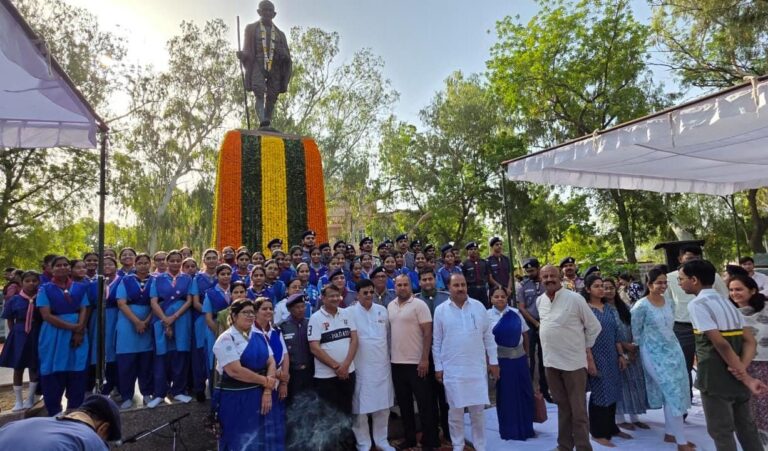 गांधी व शास्त्री जयंती पर गांधी पार्क में गूंजे सर्वधर्म प्रार्थना के स्वर