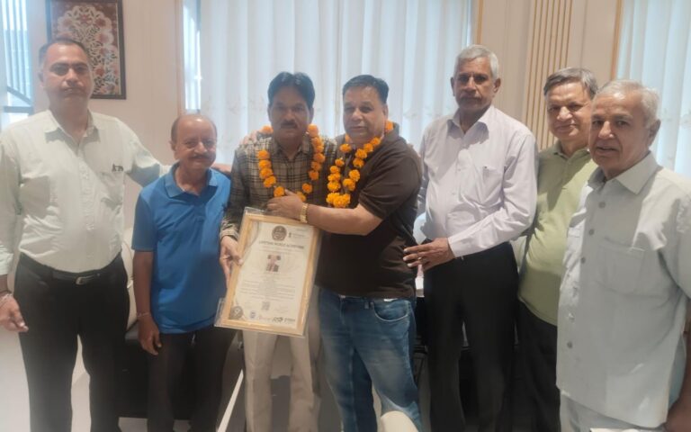 दिनेश माथुर को मिला लाइफ टाइम अचीवमेंट अवार्ड